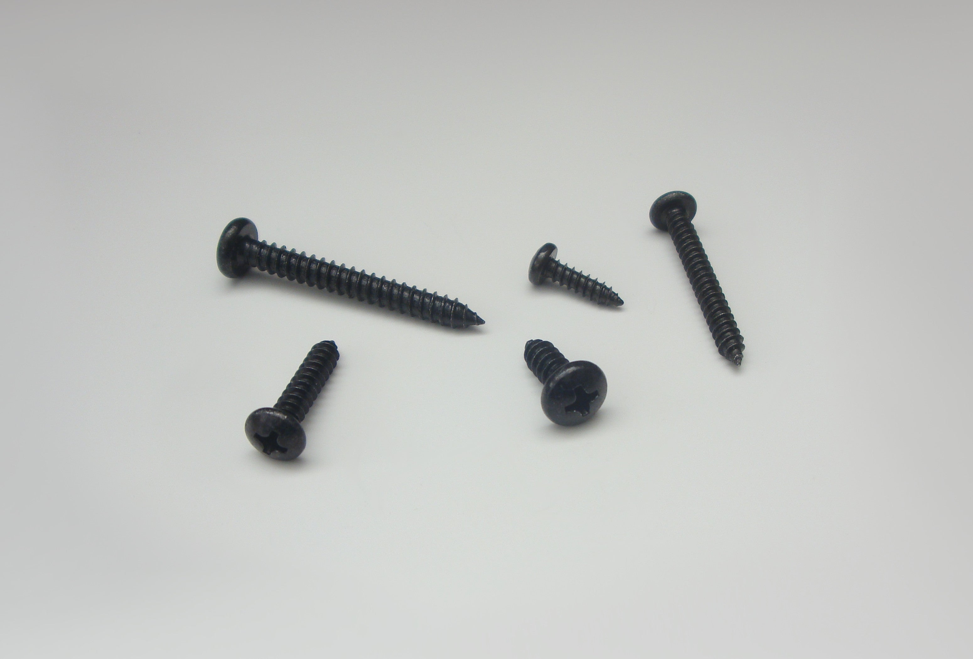 Blechschrauben mit Linsenkopf , schwarz verzinkt (DIN 7981) – schwarz, chrom