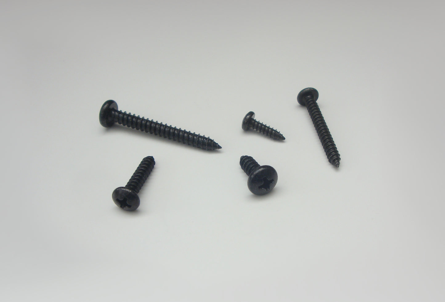 Blechschrauben mit Linsenkopf , schwarz verzinkt (DIN 7981)