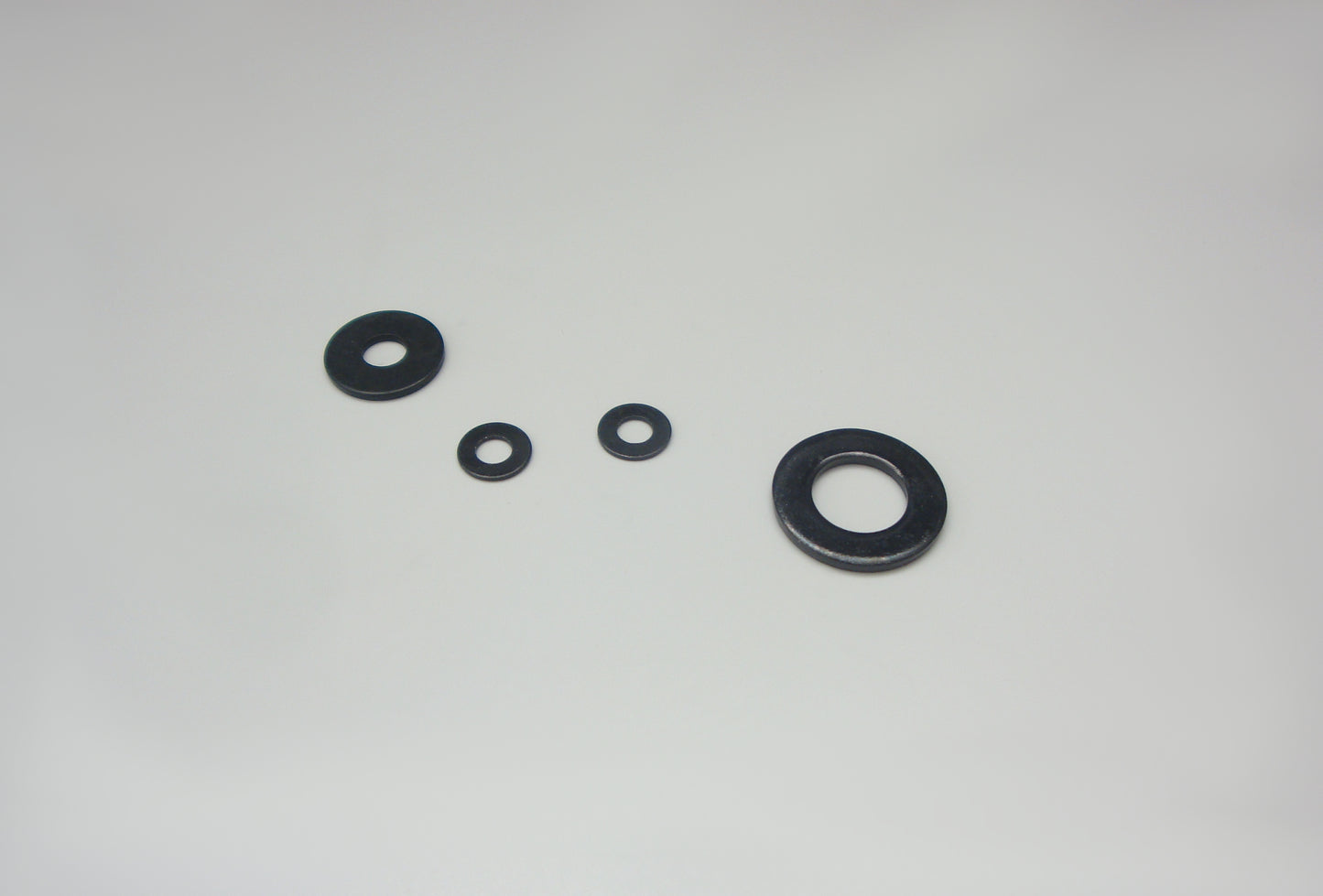 Unterlegscheiben , schwarz verzinkt , kleiner und großer Durchmesser (DIN 125 / DIN 9021)
